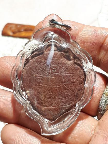 พระโพธิจักร พิมพ์พนมมือ ท่านพ่อลี วัดอโศการาม ปี 2500 หลังยันต์ดวง เนื้อผงว่าน มีมวลสาร พิมพ์คมชัด ผิวแห้ง เหยี่ยว ขึ้นคราบผง เดิมๆ เป็นธรรม รูปที่ 3