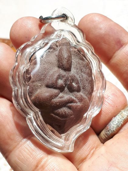 พระโพธิจักร พิมพ์พนมมือ ท่านพ่อลี วัดอโศการาม ปี 2500 หลังยันต์ดวง เนื้อผงว่าน มีมวลสาร พิมพ์คมชัด ผิวแห้ง เหยี่ยว ขึ้นคราบผง เดิมๆ เป็นธรรม รูปที่ 4