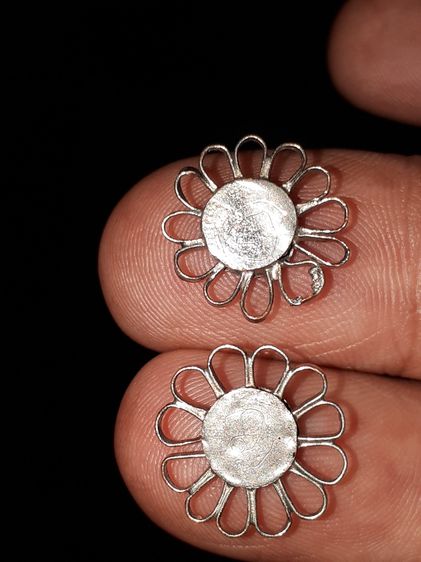 ดอกพิกุล หลังจารมือ เนื้อเงิน หลวงพ่อโอภาสี อาศรมบางมด ปี 249x สภาพสวย สมบูรณ์ เก็บเก่าผิวหิ้ง ดูง่าย แท้ แปลก หายาก 2 ชิ้น 4,000 B.      ดอ รูปที่ 8