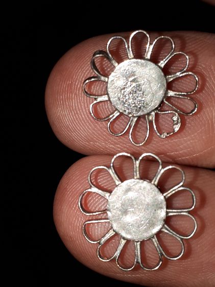 ดอกพิกุล หลังจารมือ เนื้อเงิน หลวงพ่อโอภาสี อาศรมบางมด ปี 249x สภาพสวย สมบูรณ์ เก็บเก่าผิวหิ้ง ดูง่าย แท้ แปลก หายาก 2 ชิ้น 4,000 B.      ดอ รูปที่ 7