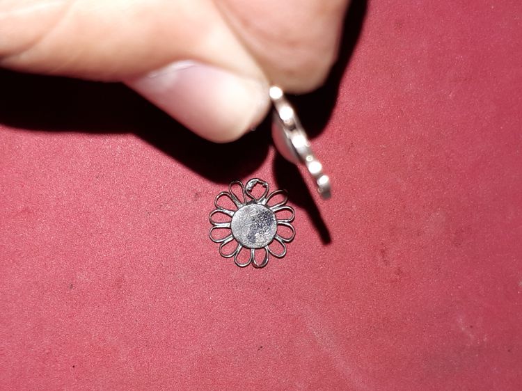 ดอกพิกุล หลังจารมือ เนื้อเงิน หลวงพ่อโอภาสี อาศรมบางมด ปี 249x สภาพสวย สมบูรณ์ เก็บเก่าผิวหิ้ง ดูง่าย แท้ แปลก หายาก 2 ชิ้น 4,000 B.      ดอ รูปที่ 4