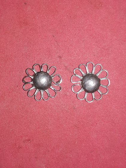 ดอกพิกุล หลังจารมือ เนื้อเงิน หลวงพ่อโอภาสี อาศรมบางมด ปี 249x สภาพสวย สมบูรณ์ เก็บเก่าผิวหิ้ง ดูง่าย แท้ แปลก หายาก 2 ชิ้น 4,000 B.      ดอ