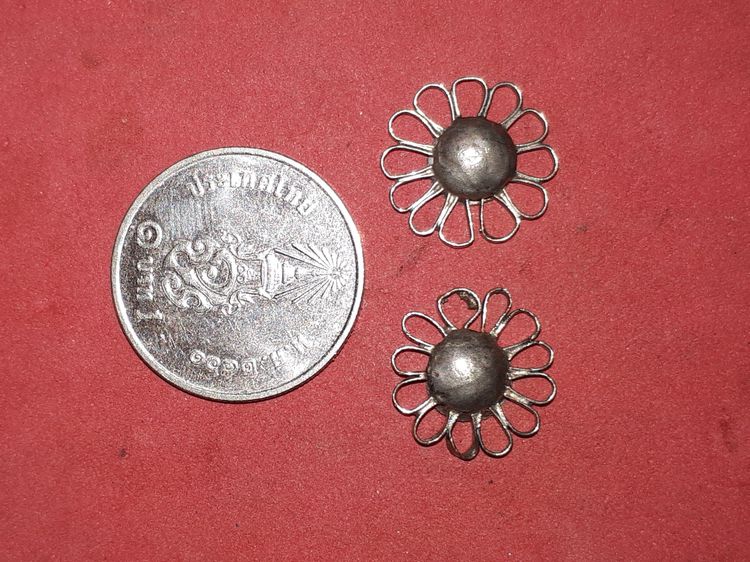 ดอกพิกุล หลังจารมือ เนื้อเงิน หลวงพ่อโอภาสี อาศรมบางมด ปี 249x สภาพสวย สมบูรณ์ เก็บเก่าผิวหิ้ง ดูง่าย แท้ แปลก หายาก 2 ชิ้น 4,000 B.      ดอ รูปที่ 2