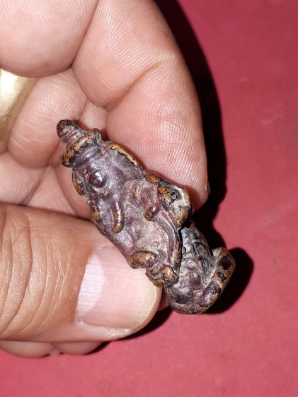 พระพิฆเนศ งาเดียว เนื้อสำริด มีน้ำหนัก เก่า ผิวพรุน เป็นหลุม และที่ฐานมีรอยตะไบหยาบ เก่า แท้ แปลก หายาก อายุประมาณ 100 ปี ไม่ทราบที่ รูปที่ 4