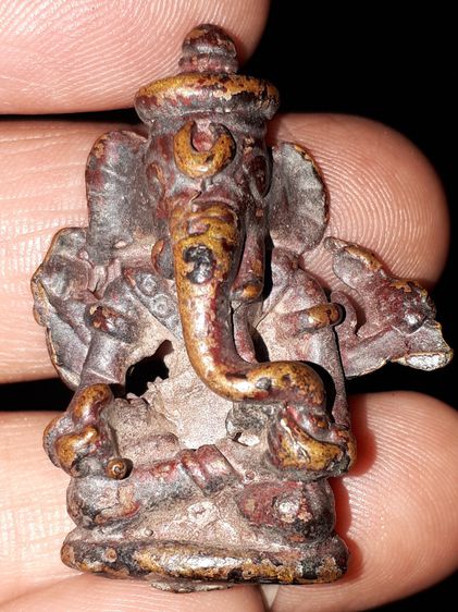 พระพิฆเนศ งาเดียว เนื้อสำริด มีน้ำหนัก เก่า ผิวพรุน เป็นหลุม และที่ฐานมีรอยตะไบหยาบ เก่า แท้ แปลก หายาก อายุประมาณ 100 ปี ไม่ทราบที่ รูปที่ 7