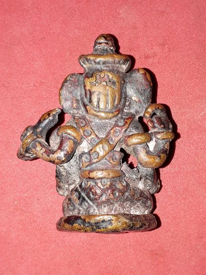 พระพิฆเนศ งาเดียว เนื้อสำริด มีน้ำหนัก เก่า ผิวพรุน เป็นหลุม และที่ฐานมีรอยตะไบหยาบ เก่า แท้ แปลก หายาก อายุประมาณ 100 ปี ไม่ทราบที่ รูปที่ 2