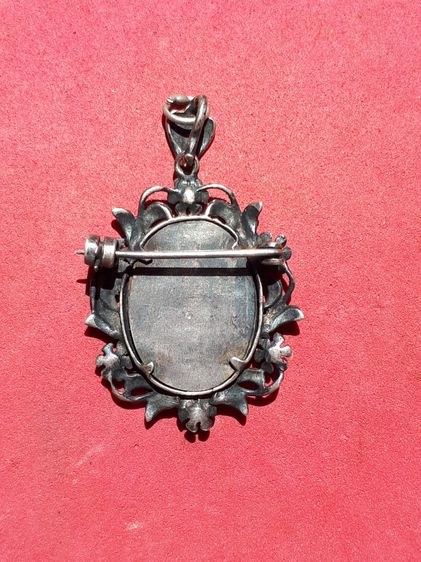 เข็มกลัดล็อกเก็ต ร.5 ล็อคเก็ตสีแดง น้ำเงิน งานโบราณ ศิลปะสุดสวย หูล็อคแบบเลื่อนอย่างสวย ตัวเรือนทำจากเงินแท้ เก่า แท้ แปลก หายาก  รูปที่ 2