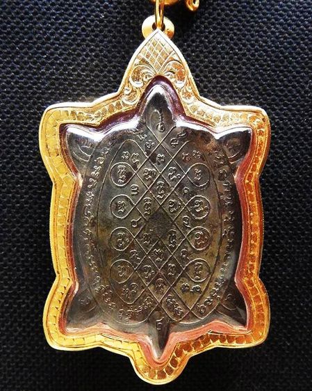 เหรียญเต่าใหญ่รุ่นแรก หลวงปู่หลิว วัดสนามแย้ เนื้อนวโลหะ ปี 2516 พร้อมเลี่ยมทองยกซุ้มหนา สร้างแค่ ๓๐๐ เหรียญ รูปที่ 2