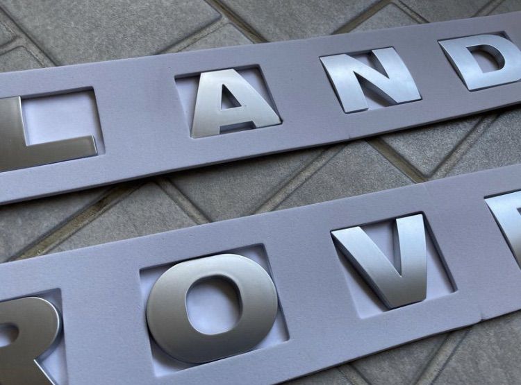 โลโก้ ตัวอักษร ฝากระโปรง LAND ROVER มี 2 สี สีเงิน และ สีดำ กรอบกุญแจรีโมท รูปที่ 2