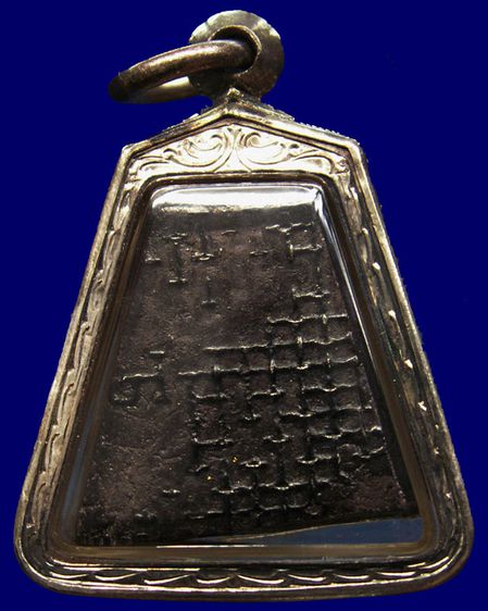 ปิดตาหลังตะแกรง หลวงปู่เหมือน วัดกำแพง จ.ชลบุรี เลี่ยมเงินยกซุ้มกันน้ำ รูปที่ 2