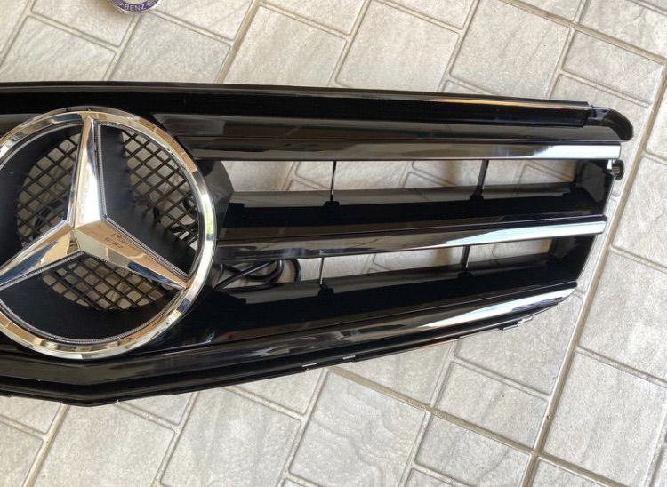 ชุดแต่ง กระจังหน้า Benz W204 Avantgarde AMG สีดำเงา ดาวใหญ่ รูปที่ 4