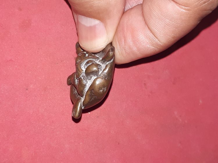 พระอุปคุตเขมร เนื้อสำริด ยุคต้น หลังเต่า เนื้อหาจัดจ้านมาก สภาพเดิม เก่ามาก แท้ หายาก  พระอุปคุตเขมร พระแห่งโชคลาภ แคล้วคลาดปลอดภัย  รูปที่ 6