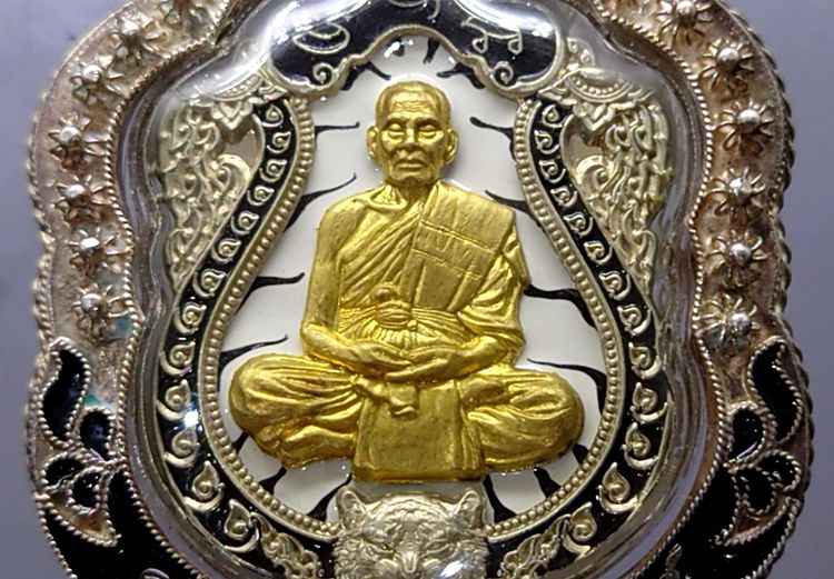 เหรียญเสมาเสือคาบดาบ รุ่น1 (แจกยกลัง ตอกพิเศษ หัวเสือ)ชนวนหน้ากากทองทิพย์ ลงยาเสือดำ หน้า หลัง หลวงพ่อพัฒน์ วัดห้วยด้วน โคท 71 รูปที่ 3