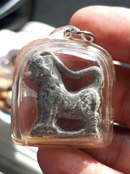 สิงห์คอยาว เนื้อตะกั่ว รุ่นแรก หลวงพ่อกวย วัดโฆสิตาราม จ.ชัยนาท แห้ง เดิม สภาพใช้สึก สีจืด Classic ดูง่าย แท้ หายาก       สิงห์ เป็นเครื่องร