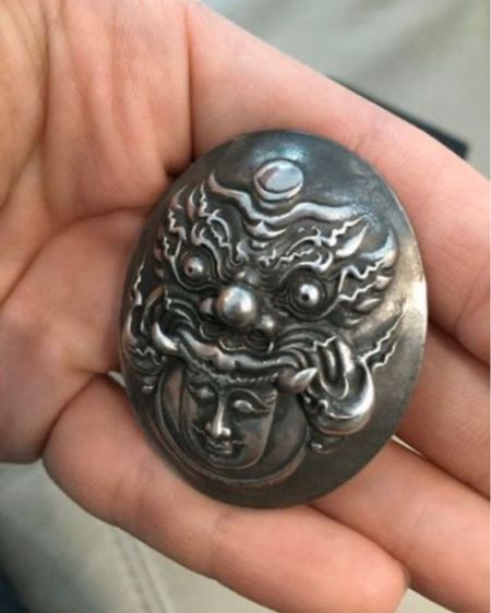 พระราหู เนื้อเงินเยอรมัน ครั้งที่6 หมายเลขสวย พร้อมลายเซ็นท่านอาจารย์ เฉลิมชัย ผู้สร้างวัดร่องขุ่น White Temple รูปที่ 6