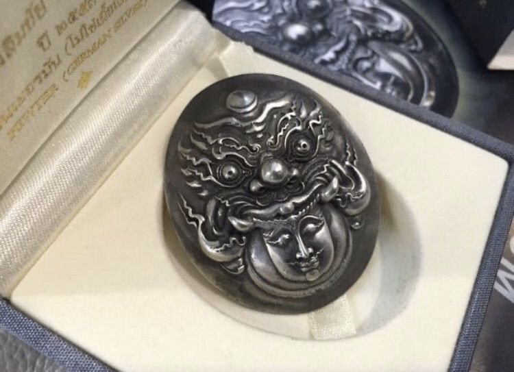 พระราหู เนื้อเงินเยอรมัน ครั้งที่6 หมายเลขสวย พร้อมลายเซ็นท่านอาจารย์ เฉลิมชัย ผู้สร้างวัดร่องขุ่น White Temple รูปที่ 3