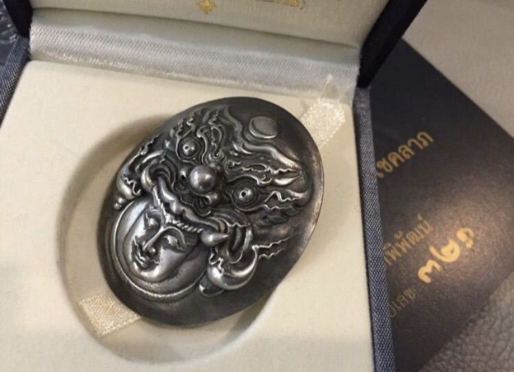 พระราหู เนื้อเงินเยอรมัน ครั้งที่6 หมายเลขสวย พร้อมลายเซ็นท่านอาจารย์ เฉลิมชัย ผู้สร้างวัดร่องขุ่น White Temple รูปที่ 4