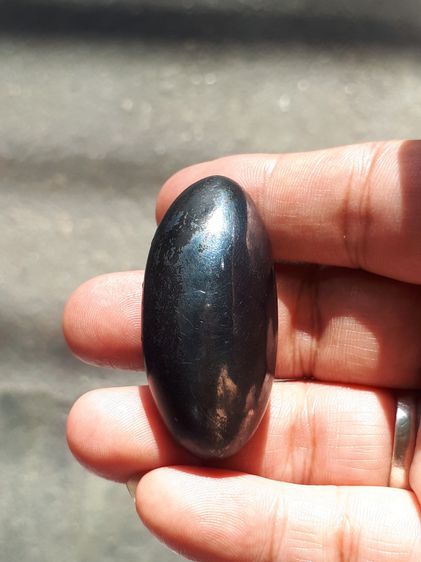 เหล็กไหล ทรงยาวรี สีดำสลับสีน้ำตาล มีลายเป็นธรรมชาติ ขนาดประมาณ 2 นิ้ว มีน้ำหนักมาก จะมีลักษณะเนื้อระเอียด มีรูตรงด้านหัวสำหรับเป็นทางเข้า อ รูปที่ 3