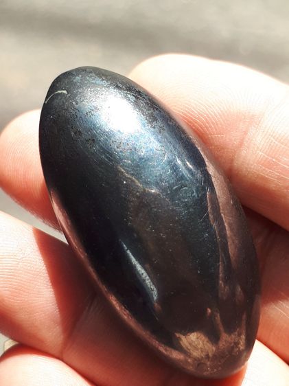 เหล็กไหล ทรงยาวรี สีดำสลับสีน้ำตาล มีลายเป็นธรรมชาติ ขนาดประมาณ 2 นิ้ว มีน้ำหนักมาก จะมีลักษณะเนื้อระเอียด มีรูตรงด้านหัวสำหรับเป็นทางเข้า อ รูปที่ 4