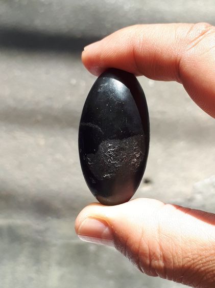 เหล็กไหล ทรงยาวรี สีดำสลับสีน้ำตาล มีลายเป็นธรรมชาติ ขนาดประมาณ 2 นิ้ว มีน้ำหนักมาก จะมีลักษณะเนื้อระเอียด มีรูตรงด้านหัวสำหรับเป็นทางเข้า อ รูปที่ 9