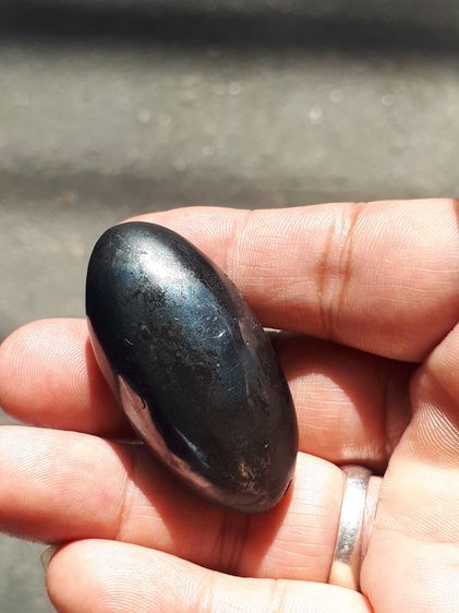 เหล็กไหล ทรงยาวรี สีดำสลับสีน้ำตาล มีลายเป็นธรรมชาติ ขนาดประมาณ 2 นิ้ว มีน้ำหนักมาก จะมีลักษณะเนื้อระเอียด มีรูตรงด้านหัวสำหรับเป็นทางเข้า อ รูปที่ 2