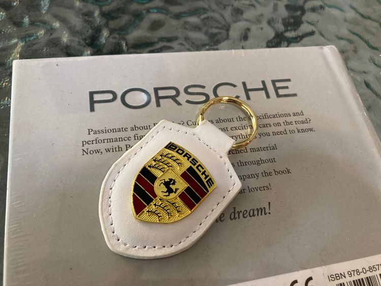 พวงกุญแจ Porsche , ฝาล้อ Porsche Boxster Panamera Cayman Cayenne และ รองเท้าผ้าใบ Porsche 911 Turbo Puma รูปที่ 3