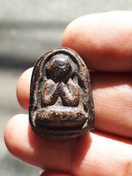 พระปิดตา พิมพ์แข้งหมอน ใหญ่ หลวงปู่จีน วัดท่าลาดเหนือ ฉะเชิงเทรา ปี 2415-2420 หลังอูมเรียบ เนื้อผงคลุกรัก เนื้อแห้ง เหี่ยวย่น มัน พิมพ์คม ชั รูปที่ 2