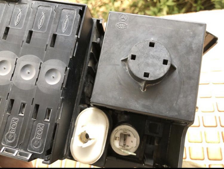 Benz R129 ช่องเก็บ Tape Cassette 7 ช่อง พร้อมชุดจุดบุหรี่ ฝาปิดเขี่ยบุหรี่คอนโซนหน้า แท้ มือสอง สภาพดี รูปที่ 11