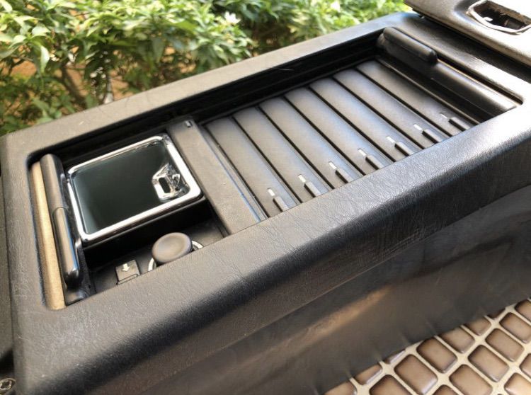 Benz R129 ช่องเก็บ Tape Cassette 7 ช่อง พร้อมชุดจุดบุหรี่ ฝาปิดเขี่ยบุหรี่คอนโซนหน้า แท้ มือสอง สภาพดี รูปที่ 1