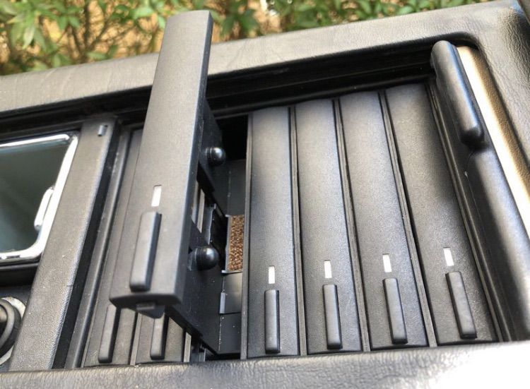 Benz R129 ช่องเก็บ Tape Cassette 7 ช่อง พร้อมชุดจุดบุหรี่ ฝาปิดเขี่ยบุหรี่คอนโซนหน้า แท้ มือสอง สภาพดี รูปที่ 6