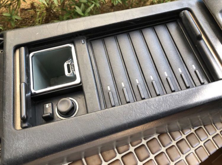 Benz R129 ช่องเก็บ Tape Cassette 7 ช่อง พร้อมชุดจุดบุหรี่ ฝาปิดเขี่ยบุหรี่คอนโซนหน้า แท้ มือสอง สภาพดี รูปที่ 2