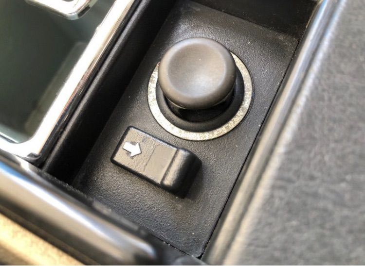 Benz R129 ช่องเก็บ Tape Cassette 7 ช่อง พร้อมชุดจุดบุหรี่ ฝาปิดเขี่ยบุหรี่คอนโซนหน้า แท้ มือสอง สภาพดี รูปที่ 2