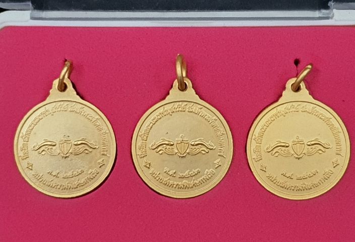 ชุดเหรียญหลวงพ่ออี๋-พระเจ้าตากสิน-กรมหลวงชุมพร (ชุด 3 เหรียญ พิมพ์เล็ก) รูปที่ 2