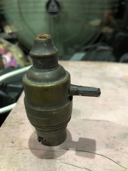 สวิตซ์ไฟทองเหลืองเก่า รูปที่ 4