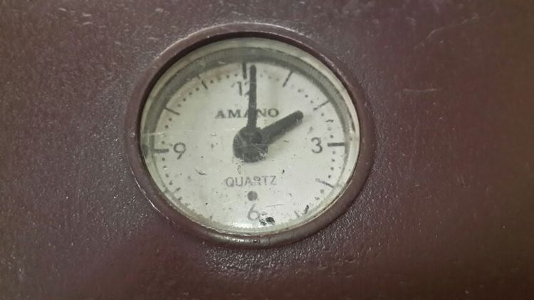 Vintage amano clock made japan นาฬิกาสะพายเดินยามโบราณ ตัวเรือนพีวีซีเหนียว งานเก่าสวยดูเวลาได้ปรกติ มีกุญแจไข มีไฟแดงกระพิบ รูปที่ 1