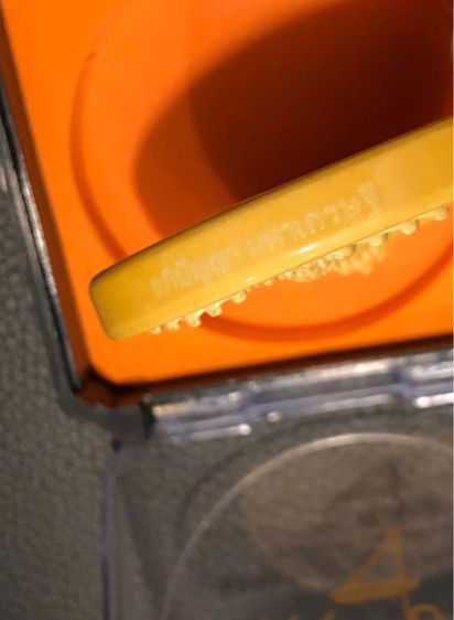 เหรียญ พระอภิปัญญา มหาเศรษฐี เซรามิก สีเหลือง ตอกโค๊ดทองเหลือง ลายเซ็น อาจารย์ เฉลิมชัย วัดร่องขุ่น รูปที่ 5