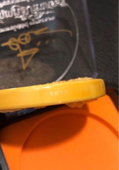 เหรียญ พระอภิปัญญา มหาเศรษฐี เซรามิก สีเหลือง ตอกโค๊ดทองเหลือง ลายเซ็น อาจารย์ เฉลิมชัย วัดร่องขุ่น รูปที่ 4