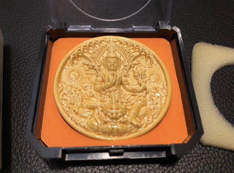 เหรียญ พระอภิปัญญา มหาเศรษฐี เซรามิก สีเหลือง ตอกโค๊ดทองเหลือง ลายเซ็น อาจารย์ เฉลิมชัย วัดร่องขุ่น รูปที่ 6
