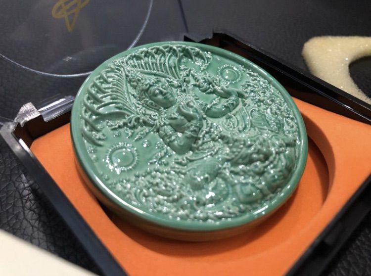 เหรียญ พระอภิปัญญา มหาเศรษฐี เซรามิก สีเขียว ตอกโค๊ดทองเหลือง ลายเซ็น อาจารย์ เฉลิมชัย วัดร่องขุ่น รูปที่ 8