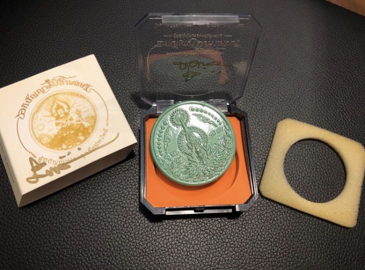 เหรียญ พระอภิปัญญา มหาเศรษฐี เซรามิก สีเขียว ตอกโค๊ดทองเหลือง ลายเซ็น อาจารย์ เฉลิมชัย วัดร่องขุ่น รูปที่ 9