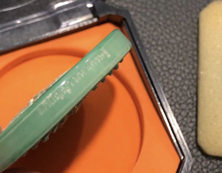 เหรียญ พระอภิปัญญา มหาเศรษฐี เซรามิก สีเขียว ตอกโค๊ดทองเหลือง ลายเซ็น อาจารย์ เฉลิมชัย วัดร่องขุ่น รูปที่ 4