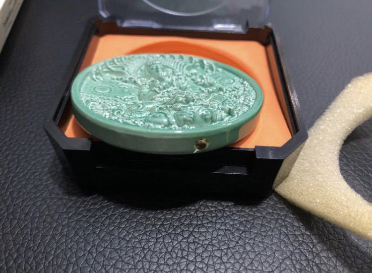 เหรียญ พระอภิปัญญา มหาเศรษฐี เซรามิก สีเขียว ตอกโค๊ดทองเหลือง ลายเซ็น อาจารย์ เฉลิมชัย วัดร่องขุ่น รูปที่ 3