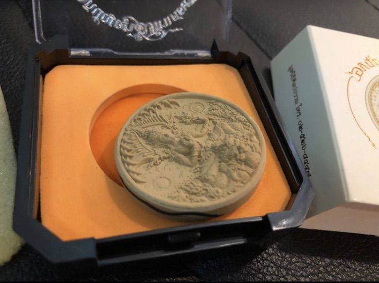 เหรียญ พระอภิปัญญา มหาเศรษฐี 3.5 ซม. สีน้ำตาล ของแท้ ลายเซ็นท่านอาจารย์ เฉลิมชัย วัดร่องขุ่น White Temple รูปที่ 3