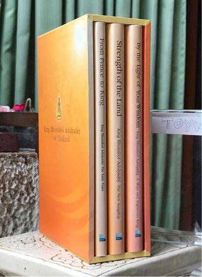 หนังสือชุด King Bhumibol Adulyadej of Thailand หนังสือชุดภาษาอังกฤษปกแข็ง มี 3 เล่ม พร้อมกล่อง รูปที่ 9