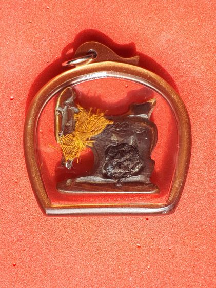 แพะ หลวงพ่อลัด วัดหนองกระบอก เขาควายเผือกแกะ มีจีวร จารมือ สีผึ้งของหลวงพ่อทาบ วัดกระบก ขนาด 3 CM ศิลปะสุดสวย เก่า แท้ เลี่ยมพลาสติกเดิม พร้ รูปที่ 3