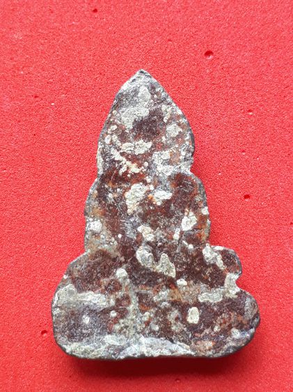 หลวงพ่อโต กรุบางกระทิง พิมพ์สมาธิ เนื้อชิน หน้าตาติดชัด ขึ้นไข สืออกสีแดงเป็นจ้ำๆ สวยสภาพสมบูรณ์ ฟอร์มสวยมากครับ พุทธศิลป์ เป็นฝีมือของช่างส รูปที่ 2