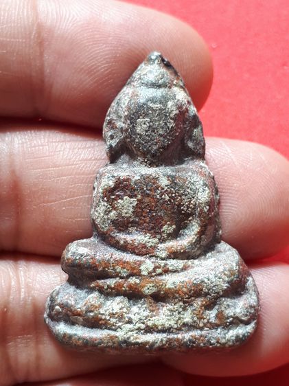 หลวงพ่อโต กรุบางกระทิง พิมพ์สมาธิ เนื้อชิน หน้าตาติดชัด ขึ้นไข สืออกสีแดงเป็นจ้ำๆ สวยสภาพสมบูรณ์ ฟอร์มสวยมากครับ พุทธศิลป์ เป็นฝีมือของช่างส รูปที่ 6