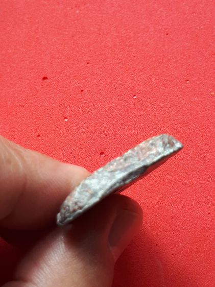 หลวงพ่อโต กรุบางกระทิง พิมพ์สมาธิ เนื้อชิน หน้าตาติดชัด ขึ้นไข สืออกสีแดงเป็นจ้ำๆ สวยสภาพสมบูรณ์ ฟอร์มสวยมากครับ พุทธศิลป์ เป็นฝีมือของช่างส รูปที่ 5