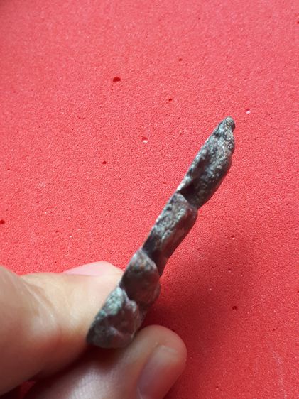 หลวงพ่อโต กรุบางกระทิง พิมพ์สมาธิ เนื้อชิน หน้าตาติดชัด ขึ้นไข สืออกสีแดงเป็นจ้ำๆ สวยสภาพสมบูรณ์ ฟอร์มสวยมากครับ พุทธศิลป์ เป็นฝีมือของช่างส รูปที่ 3