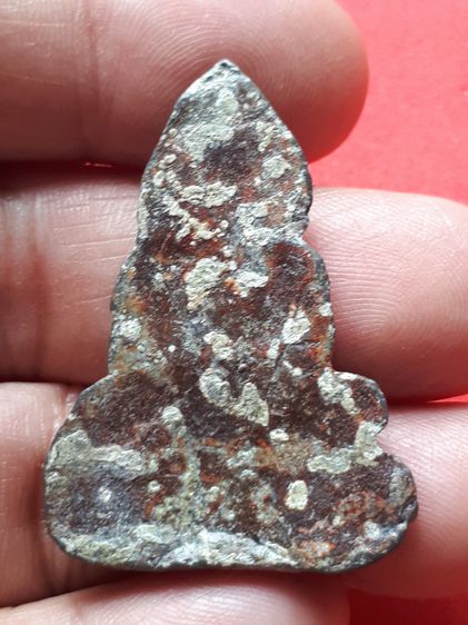 หลวงพ่อโต กรุบางกระทิง พิมพ์สมาธิ เนื้อชิน หน้าตาติดชัด ขึ้นไข สืออกสีแดงเป็นจ้ำๆ สวยสภาพสมบูรณ์ ฟอร์มสวยมากครับ พุทธศิลป์ เป็นฝีมือของช่างส รูปที่ 7